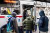 Usuarios del transporte urbano en una parada de ómnibus del barrio Ciudad Vieja en Montevideo (archivo, julio de 2020). Usuarios del transporte urbano en una parada de ómnibus del barrio Ciudad Vieja en Montevideo (archivo, julio de 2020).