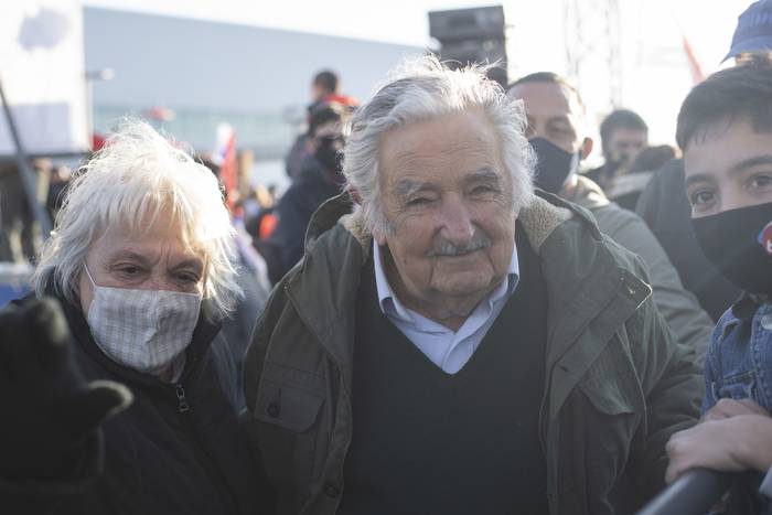 La senadora Lucía Topolanski, y el ex presidente José Mujica, tras el acto lanzamiento de campaña hacia las elecciones departamentales del Movimiento de Participación Popular. · Foto: Sandro Pereyra