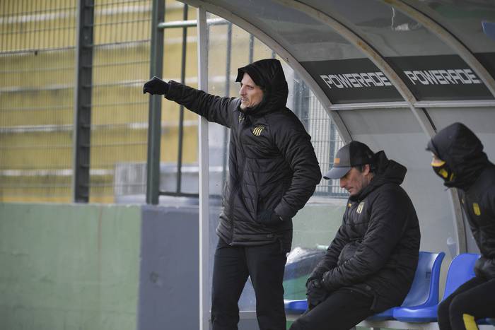 Diego y Pablo Forlán, en el banco de Peñarol, durante el segundo tiempo del partido ante Deportivo Maldonado, en el estadio Domingo Burgueño Miguel.  · Foto: Sandro Pereyra