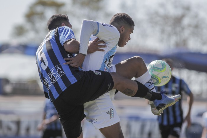 Alexander Machado, de cerro  y Franco Romero, de Liverpool en el Estadio Belvedere
 · Foto: .