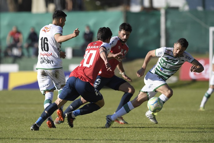 Haibrany Ruiz Diaz, de Plaza Colonia, Felipe Carballo, y Claudio Yacob, de Nacional, y Nicolás Dibble, de Plaza Colonia,  en el Parque Prandi, en Colonia.  · Foto: Sandro Pereyra