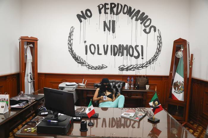 Toma feminista de las instalaciones de la Comisión Nacional de Derechos Humanos el 6 de setiembre, en Ciudad de México (México). 
 · Foto: Sáshenka Gutiérrez, Efe