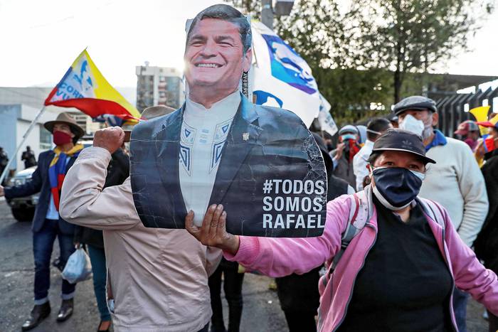 Protestas de simpatizantes de Rafael Correa, el lunes, frente a la Corte Nacional de Justicia, en Quito.
 · Foto: José Jácome, Efe