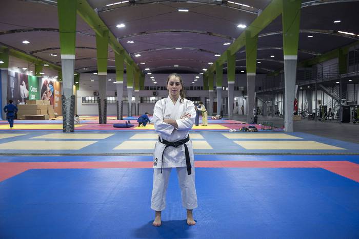 Lorena Ibaceta, dirigiendo un entrenamiento de la selección nacional en modalidad Kata, en el Centro de Entrenamiento Deportes de Combate. · Foto: Natalia Rovira