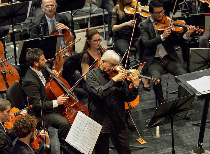 Daniel Lasca, con la Orquesta Sinfónica del Sodre, en el Auditorio Nelly Goitiño del Sodre (archivo, setiembre de 2018). · Foto: Amalia Pedreira