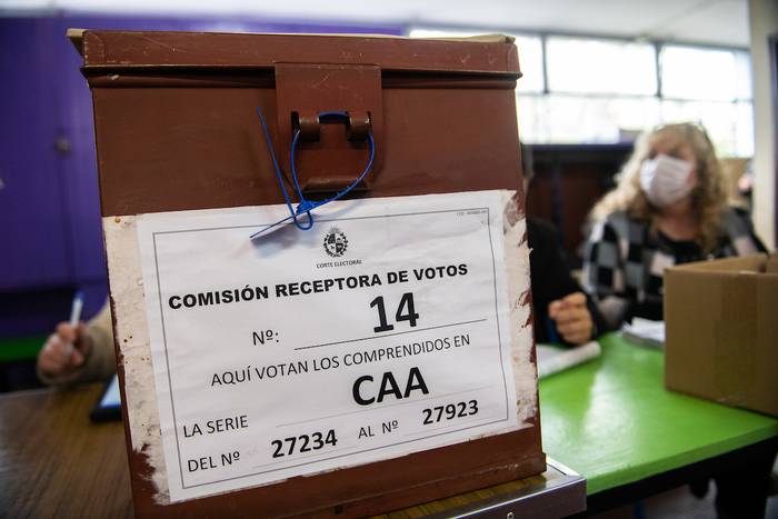 Circuitos electorales en la Escuela 110 de Canelones (27.09.2020). · Foto: Santiago Mazzarovich, adhocfotos