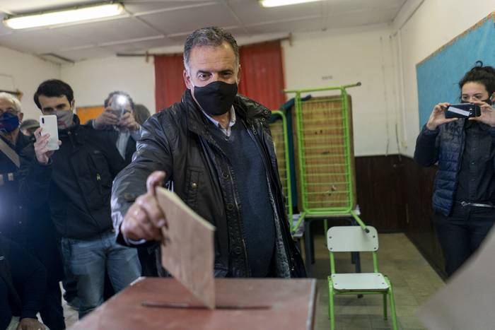 Yamandú Orsi votando en Canelones, el 27 de setiembre.  · Foto: Mariana Greif