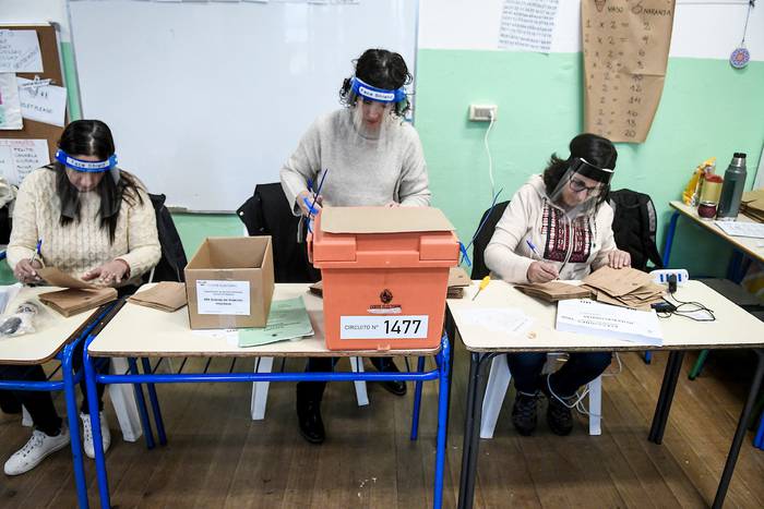 Votación en circuito de la Escuela N°11 Abraham Lincoln en Montevideo.  · Foto: Javier Calvelo, adhocFOTOS