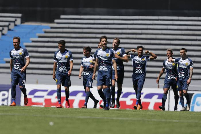 Raúl Tarragona y su equipo festejan el primer gol de Cerrito, contra Villa Española, en el Estadio Charrua. · Foto: Mariana Greif