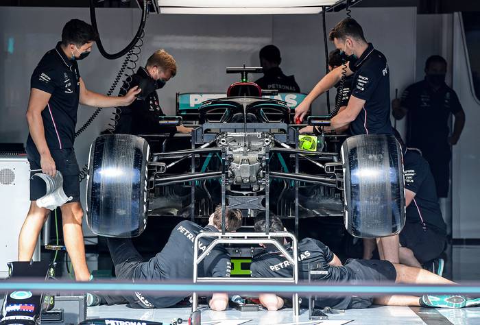 Trabajos mecánicos en el auto Mercedes del británico Lewis Hamilton, el 30 de octubre, en Imola, Italia.
 · Foto: Miguel Medina, AFP.
