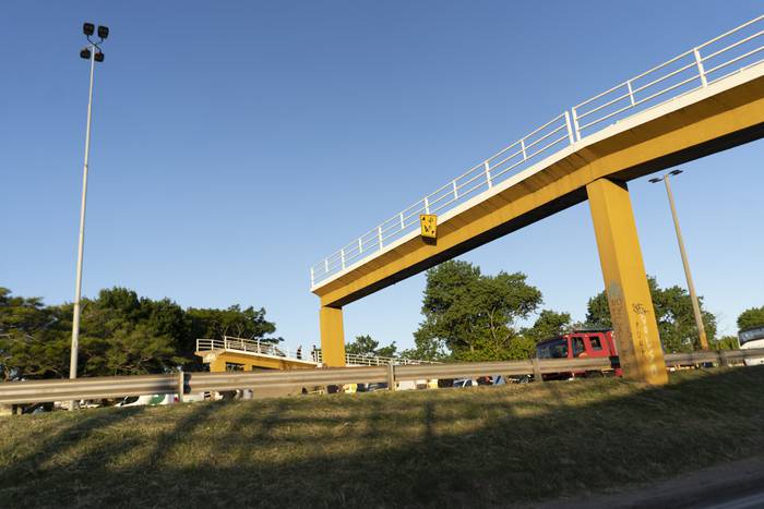 Puente derrumbado, el 13 de noviembre, en los accesos a Montevideo, cerca del cruce con Carlos María Ramírez.  · Foto: Mariana Greif