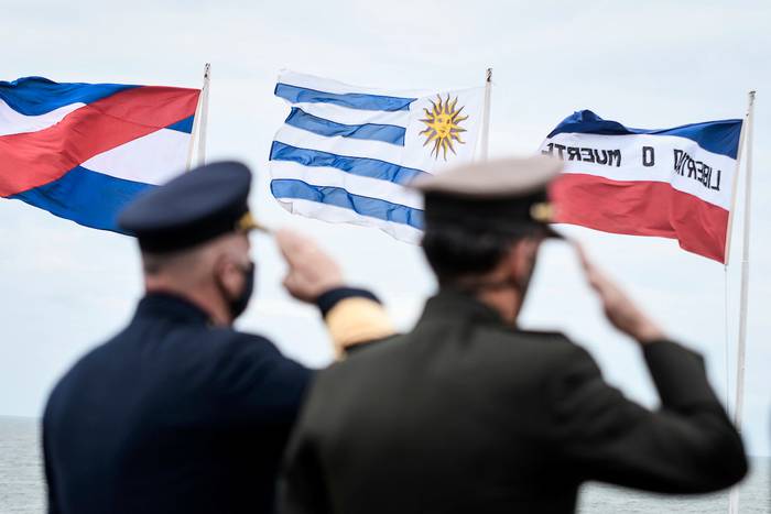 Ceremonia del 203° aniversario de la Armada Nacional, en la Plaza de la Armada, en Montevideo (archivo, noviembre de 2020). · Foto: Javier Calvelo, adhocFOTOS