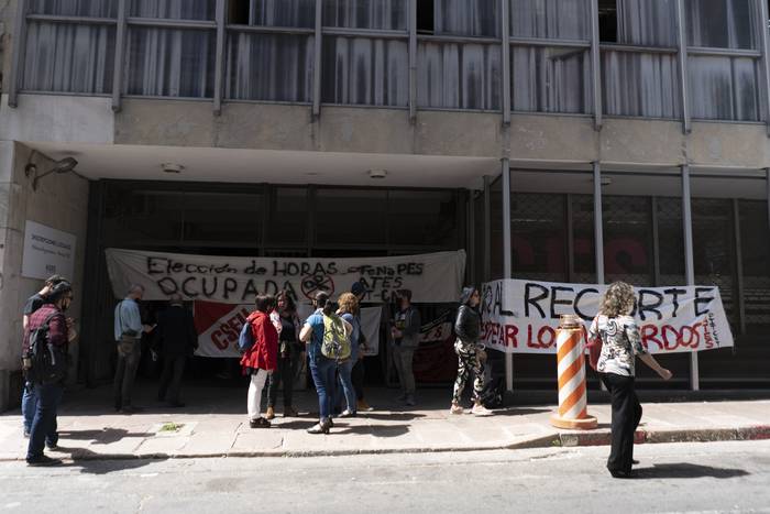 Ocupación del Consejo de Educación Secundaria, el 16 de noviembre, en la calle Rincón de la Ciudad Vieja de Montevideo. · Foto: Mariana Greif