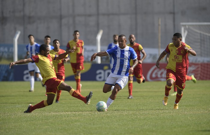 Damián Costa, de Villa Española, Mauro Muhlethaler, de Juventud de Las Piedras, y Juan Moreira, de Villa Española, en el Parque Artigas.  · Foto: Sandro Pereyra