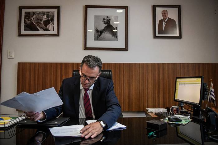 Yamandú Orsi en su oficina de la Intendencia de Canelones (archivo, noviembre de 2020). · Foto: Javier Calvelo, adhocFOTOS