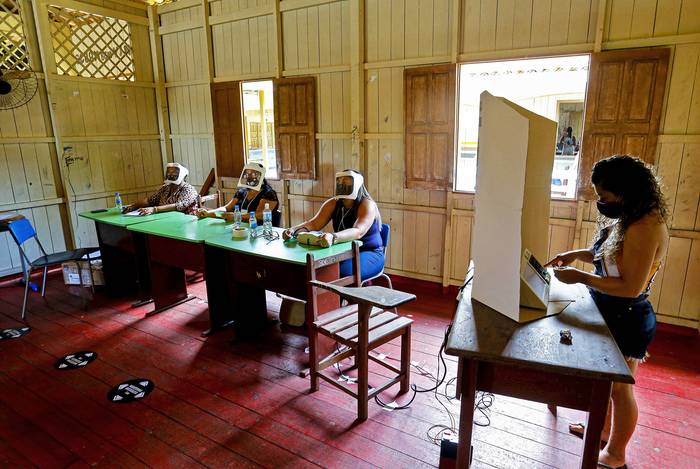 Mesa de votación en Igarapé-Miri, el 15 de noviembre, en el estado de Pará, Brasil.  · Foto: Tarso Sarraf, AFP