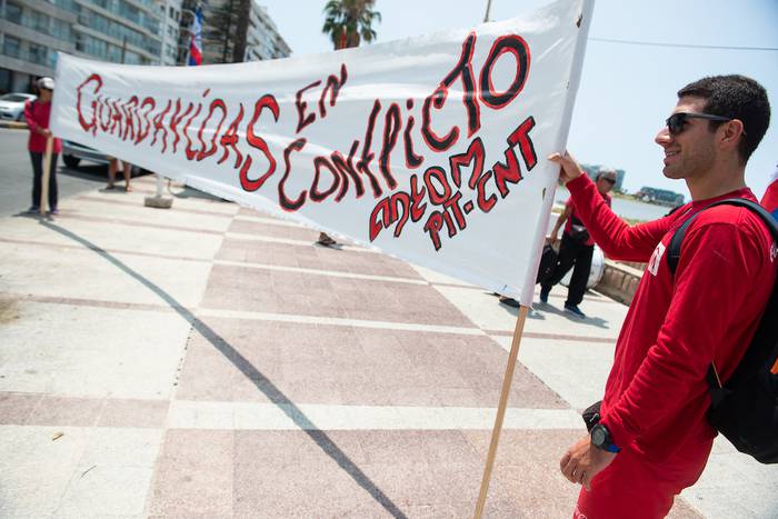 Movilización de guardavidas de Montevideo. · Foto: Santiago Mazzarovich / adhocFOTOS