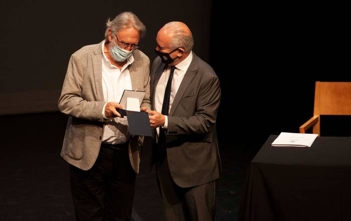 Thomas Lowy recibe de parte de Pablo Da Silveira la "Medalla Delmira Agustini" el 1 de diciembre, en la sala Hugo Balzo. · Foto:  Pedro Zafrón, adhocFOTOS