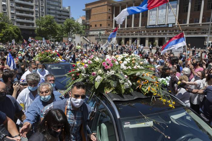 Salida del cortejo fúnebre del ex Presidente Tabaré Vázquez, en la Intendencia de Montevideo · Foto: .