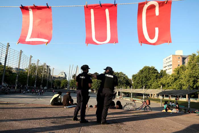Manifestación de colectivos "Contra Toda la LUC" en la Plaza 1 de Mayo en Montevideo. · Foto: Javier Calvelo, adhocFOTOS