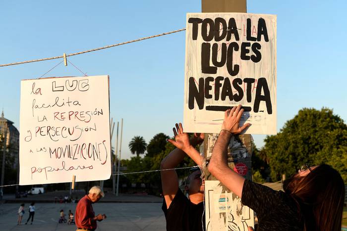 Manifestación de colectivos "Contra Toda la LUC" en la Plaza 1 de Mayo.  · Foto: Javier Calvelo/ adhocFOTOS