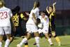 Sofía Ferrada, de Nacional, Agustina Arámbulo, de Peñarol, el 10 de diciembre de 2020, en el estadio Centenario. · Foto: Fernando Morán Sofía Ferrada, de Nacional, Agustina Arámbulo, de Peñarol, el 10 de diciembre de 2020, en el estadio Centenario. · Foto: Fernando Morán