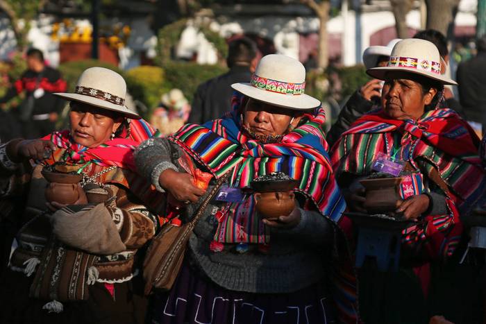 Mujeres de origen aymara realizan un ritual de agradecimiento a la Pachamama, luego de la ceremonia de asunción de Luis Arce como presidente de Bolivia  (archivo, noviembre de 2020).  · Foto: Luis Gandarillas, AFP