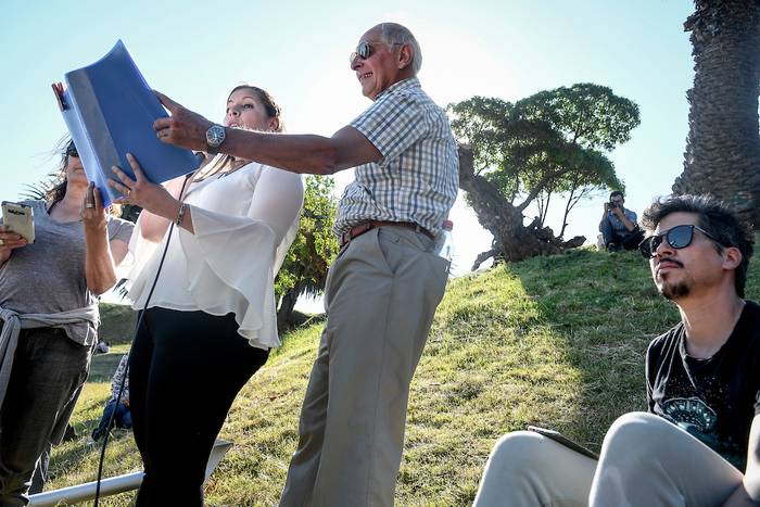 Gustavo Salle y la doctora Laura Domínguez en acto contra la "Plan-demia" en las canteras del Parque Rodó en diciembre de 2020 en Montevideo. 

 · Foto: Javier Calvelo, adhocFOTOS