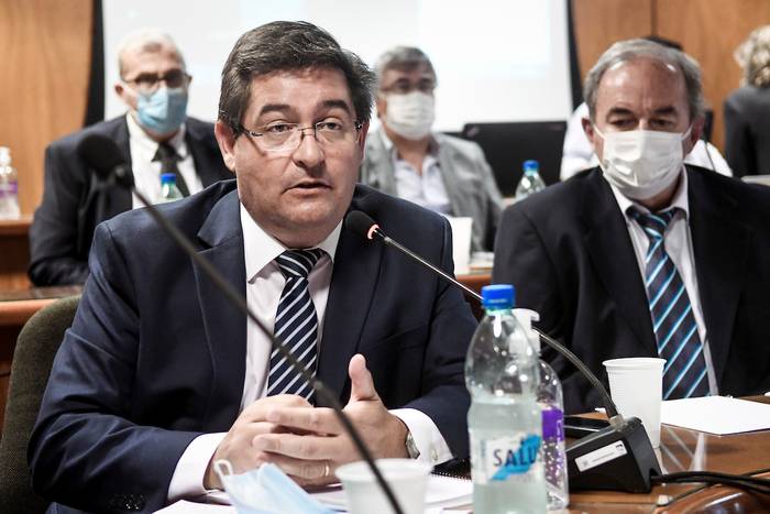 Leonardo Cipriani en la Comisión de Salud del Senado en el anexo del Palacio Legislativo · Foto: Javier Calvelo, adhocFOTOS