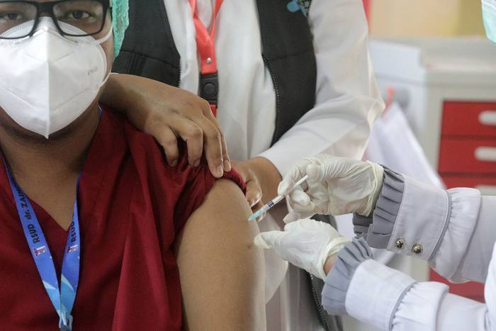 Aplicación de la vacuna del laboratorio Sinovac contra la covid-19, el 27 de enero de 2021, en Indonesia. · Foto: Hotli Simanjuntak, EFE/EPA