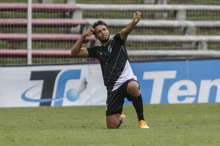 Santiago Paiva de Danubio festeja su gol, en el estadio Federico Saroldi · Foto: .