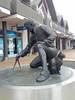Estatua de Matthew Flinders y su gato Trim, en Port Lincoln, Australia. Estatua de Matthew Flinders y su gato Trim, en Port Lincoln, Australia.