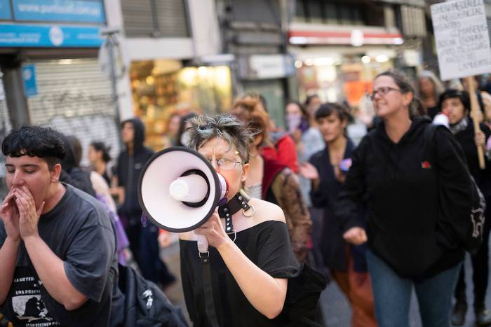 Alerta feminista por la avenida 18 de Julio, de Montevideo (archivo, setiembre de 2021). · Foto: Pablo Vignali, adhocFOTOS