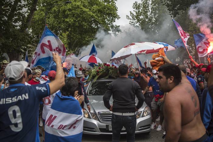 Hinchas despiden a Santiago García frente a la sede de Nacional · Foto: Ernesto Ryan