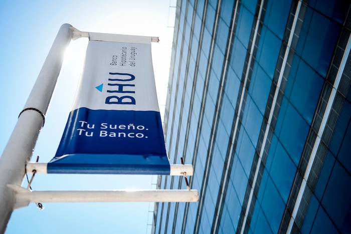 Sede del Banco Hipotecario del Uruguay en la calle Fernández Crespo en Montevideo (archivo, febrero de 2021). · Foto: Javier Calvelo, adhocFOTOS