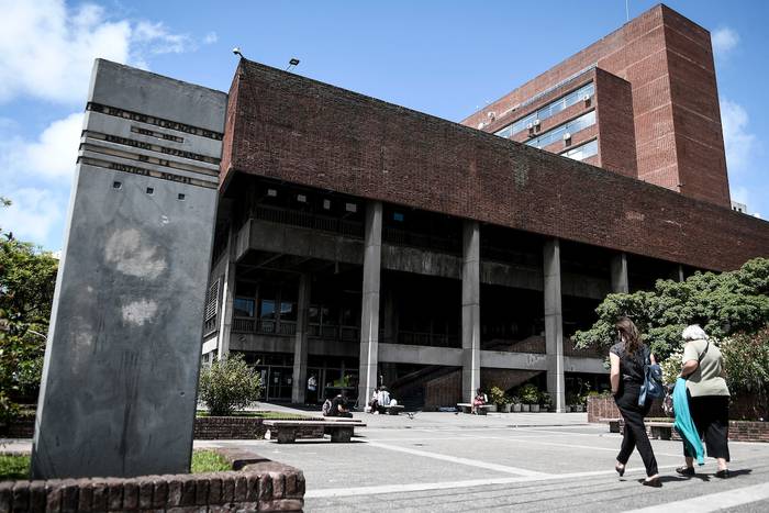 Sede del Banco de Previsión Social en Montevideo. · Foto: Javier Calvelo, adhocFOTOS