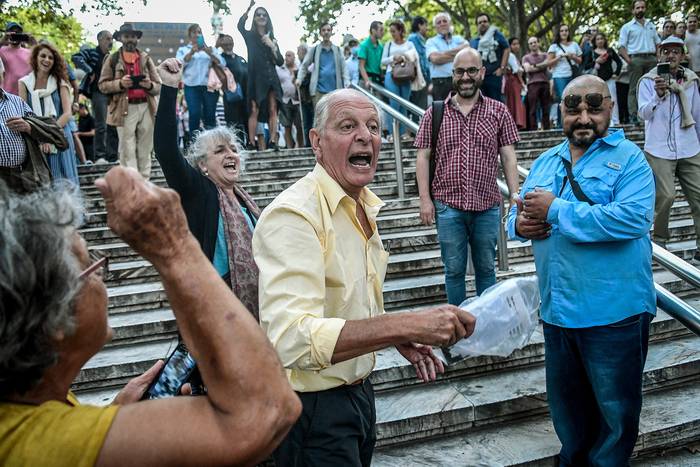 Gustavo Salle durante la manifestación de “Ciudadanos por la verdad” contra las medidas recomendadas por la pandemia de Covid-19, en Plaza Cagancha, en Montevideo (archivo, febrero de 2021). · Foto: Javier Calvelo, adhocFOTOS