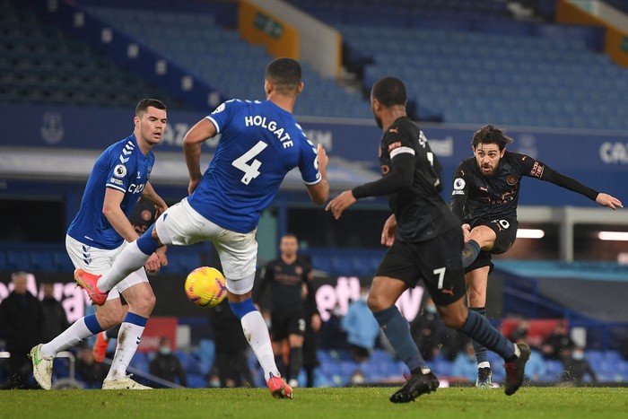 Bernardo Silva (d), de Manchester City, durante un partido contra Everton, el 17 de febrero en Liverpool.  · Foto: Michael Reagan, AFP