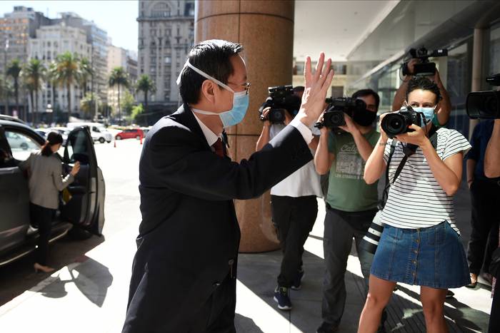 Wang Gang, embajador de China en Uruguay durante una visita a Luis Lacalle Pou en Torre Ejecutiva (archivo, febrero de 2021). · Foto: Nicolás Celaya, adhocfotos