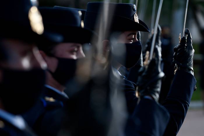 Policías, durante una ceremonia de egreso (archivo, marzo de 2021). · Foto: Javier Calvelo, adhocFOTOS