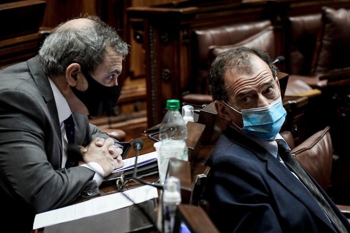 Raúl Lozano y Guido Manini Ríos durante el tratamiento en el Senado de la ley de límite del derecho de reunión (archivo, marzo de 2021). · Foto: Javier Calvelo, adhocFOTOS