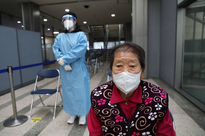 Una persona espera recibir la primera dosis de la vacuna Pfizer, el 1 de abril, en un centro de vacunación de Seúl, Corea del Sur. · Foto: Chung Sung-Jun, Pool, AFP