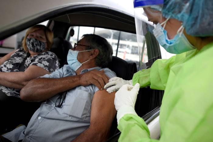 Vacunación contra covid-19 en el Aeropuerto Internacional de Carrasco, Canelones. · Foto: Daniel Rodríguez, adhocFOTOS