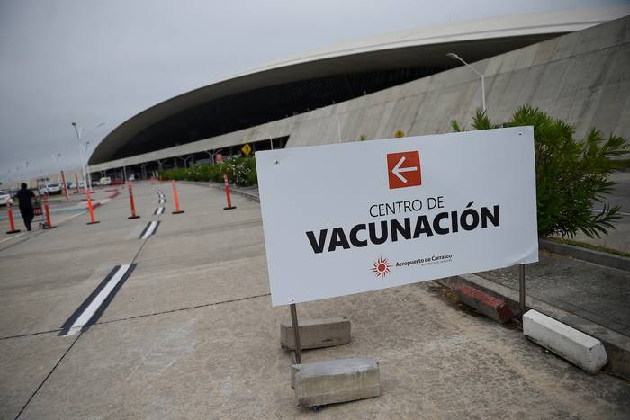 Vacunación contra covid-19 en el Aeropuerto Internacional de Carrasco, Canelones. · Foto: Daniel Rodríguez, adhocFOTOS