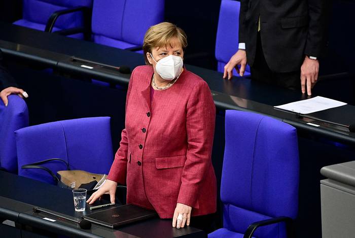Angela Merkel, durante una sesión del parlamento alemán, el 16 de abril en Berlín.  · Foto: Tobías Schwarz, AFP