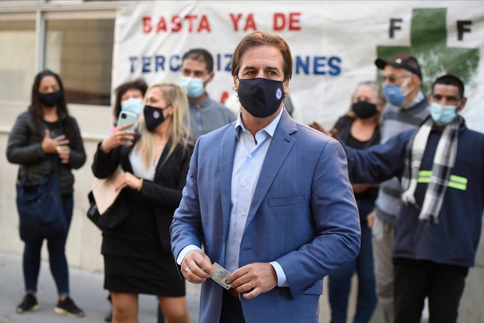 Luis Lacalle Pou se dio la segunda dosis de la vacuna contra el Covid-19, en el Hospial Maciel, el 26 de abril, en Montevideo.  · Foto: Daniel Rodríguez, adhocFOTOS