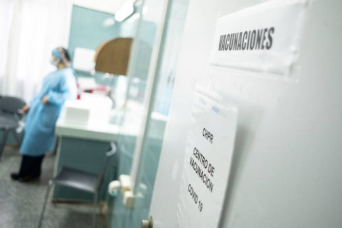 Vacunatorio para Covid 19 en el Centro Hospitalario Pereira Rossell (archivo, abril de 2021). · Foto: Pablo Vignali / adhocFOTOS