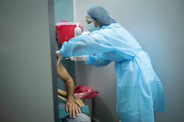 Vacunación contra el covid-19, en el Hospital Pereira Rossell de Montevideo. · Foto: Pablo Vignali / adhocFOTOS