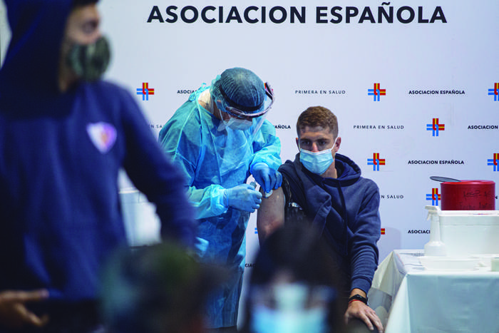 Jugadores de Fénix son vacunados, en el Estadio Centenario, el 6 de mayo.  · Foto: .