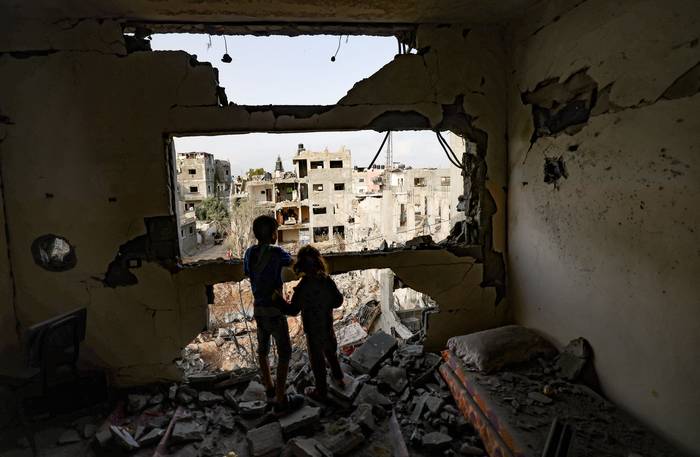 Niños palestinos vuelven a su casa, el 21 de mayo, luego de que se decretara el cese al fuego en Gaza. · Foto: Mohammed Abed, AFP